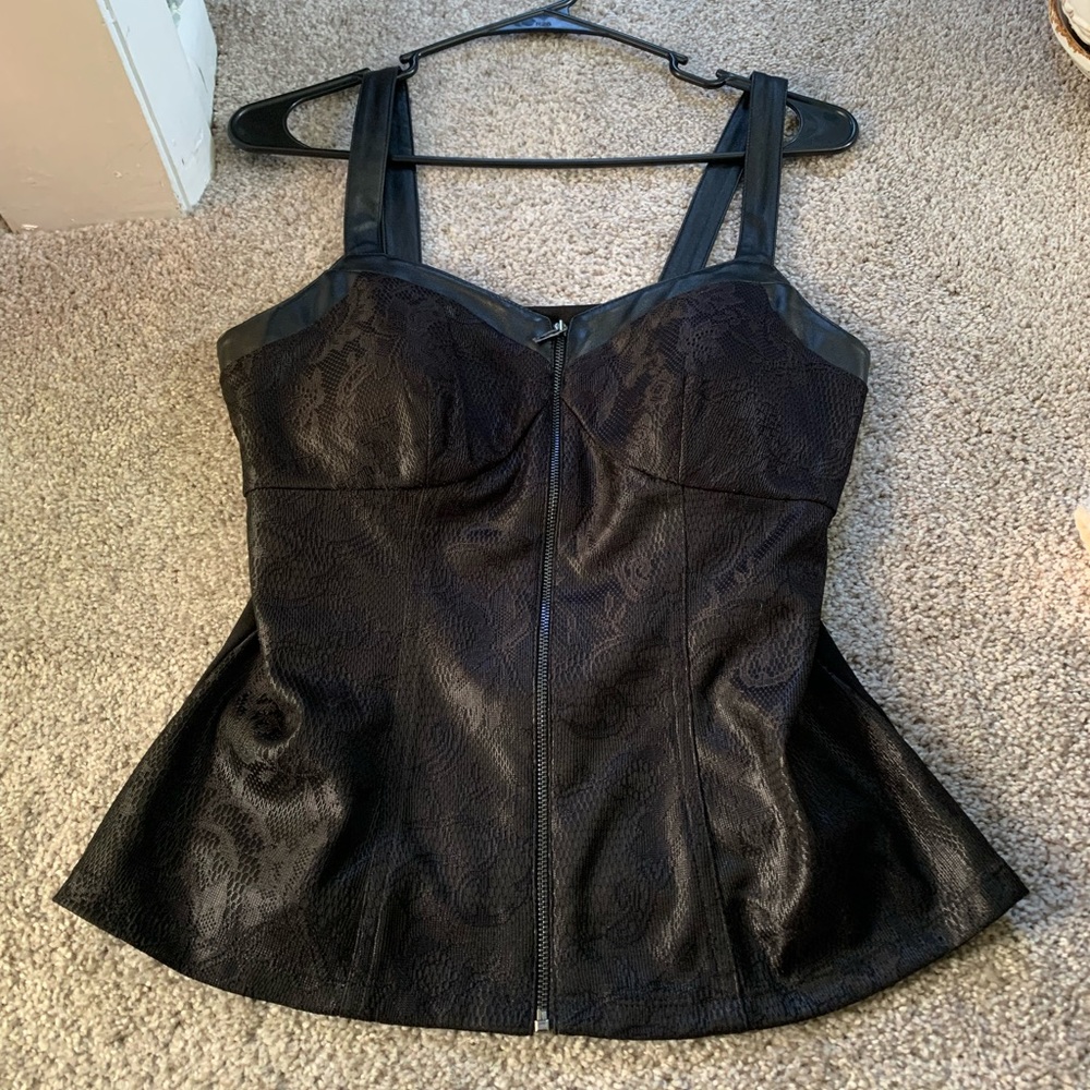 Cache fitted zip front top